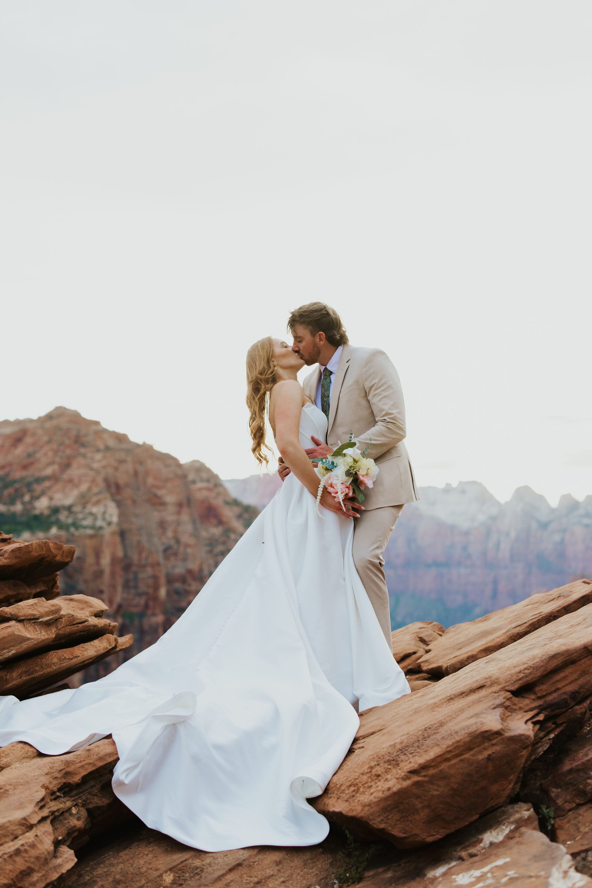 Kiss on red rocks in Zion